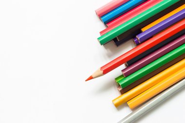 Kalem renk ve beyaz arka plan üzerinde kalem