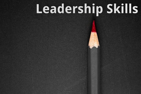 Κείμενο ηγετικές ικανότητες με μολύβι σε μαύρο φόντο / επιχειρηματική ιδέα — Φωτογραφία Αρχείου