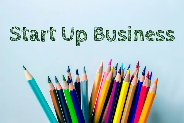 Tekst start-up bedrijf met kleur potlood op lichte blauwe achtergrond / vintage Toon / bedrijfsconcept — Stockfoto
