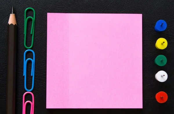 Πάνω Όψη Χρωματιστών Συνδετήρων Χαρτιού Ξύλινο Φόντο — Φωτογραφία Αρχείου