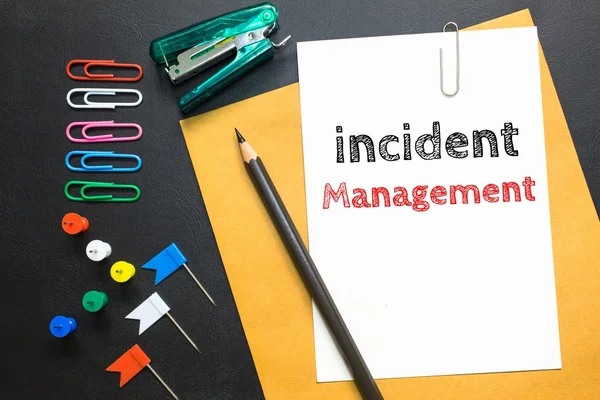 Text Incident Management auf weißem Papier Hintergrund / Geschäftskonzept — Stockfoto