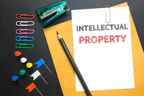 Intellectueel eigendom, boodschap op het White Paper/business concept — Stockfoto