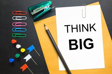 Beyaz Kağıt arka plan - iş kavramı üzerinde metin düşünüyorum büyük