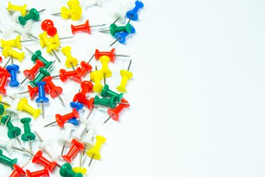 Beyaz arkaplanda renkli küçük harf etiketleri