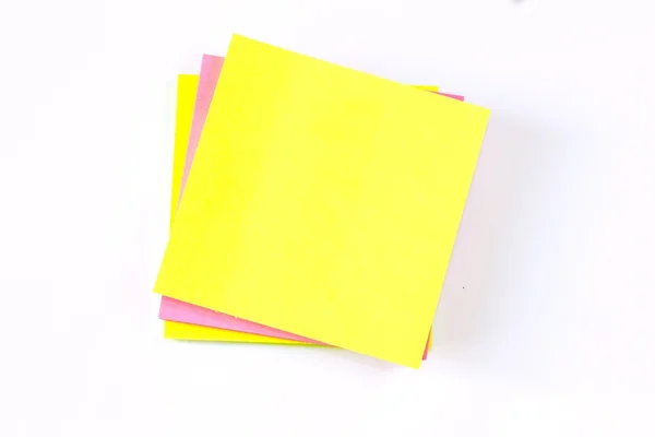 Amarelo, rosa, verde nota pegajosa isolado no fundo branco . — Fotografia de Stock