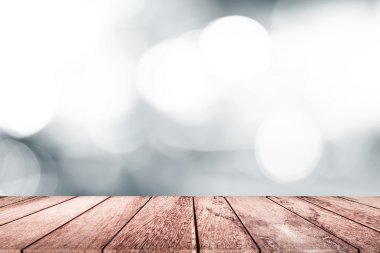 Bokeh ışıkları olan boş tahta masa