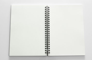 Beyaz arkaplanda kurşun kalemle boş bir defter