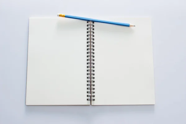 Κενό Σημειωματάριο Μολύβι Και Στυλό Λευκό Φόντο — Φωτογραφία Αρχείου