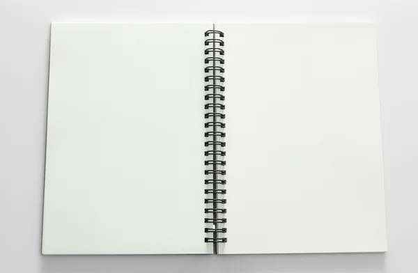 Notebook Branco Com Lápis Sobre Fundo Branco — Fotografia de Stock