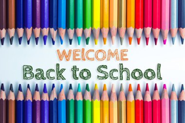 Metin hoş geldiniz sırt okula renk kalem arka plan üzerinde