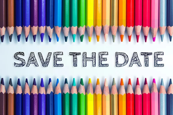 Текст SAVE THE DATE на фоні кольорового олівця / бізнес-концепції — стокове фото