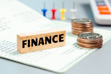 Metin mesajı Finans ahşap kitap banka ile sikkeler yığılmış. Ekonomi kavramı