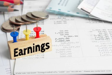 Metin mesajı kazanç ahşap kavramı kitap back ile finans