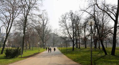 Opera Binası yakınındaki parkta bahar günü, Stuttgart, Almanya