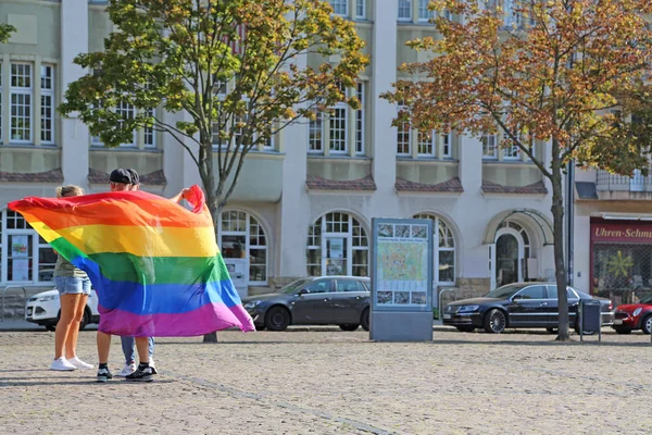 Halle (Saale), Almanya-24 Ağustos 2019: Gökkuşağı bayrağı — Stok fotoğraf