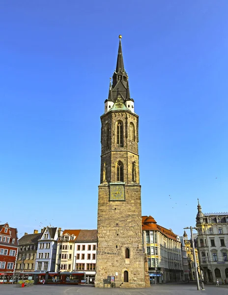 Halle (Saale), Alemanha-25 de agosto de 2019: A torre vermelha na marca — Fotografia de Stock