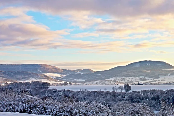 Paisaje invernal, bosque y montañas en la nieve . —  Fotos de Stock