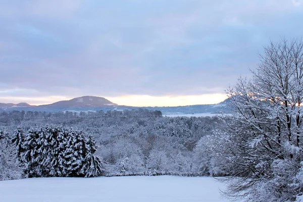 Paysage hivernal, forêt et montagnes dans la neige . — Photo