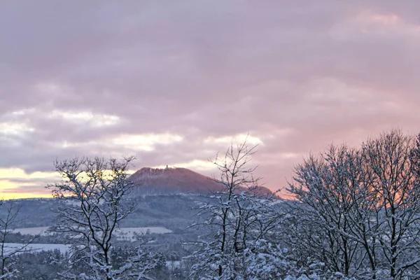 Paisaje invernal, bosque y montañas en la nieve . —  Fotos de Stock