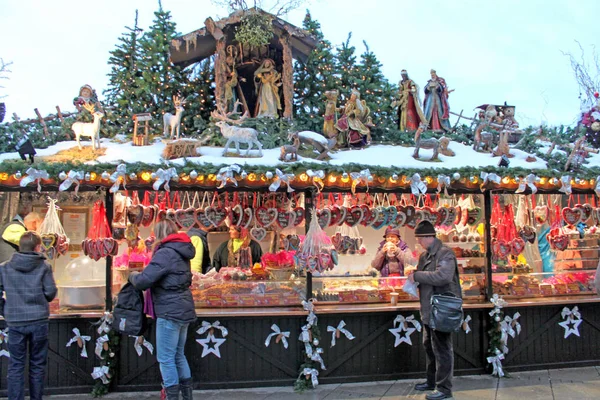 Stuttgart, Alemania- 19 de diciembre de 2010: Mercado de Navidad — Foto de Stock