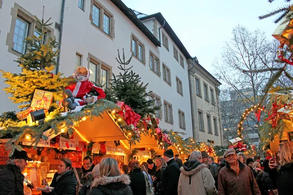 Stuttgart, Alemania- 19 de diciembre de 2010: Mercado de Navidad — Foto de Stock