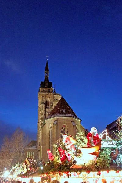 Stuttgart, Alemania- 19 de diciembre de 2010: Mercado de Navidad en festi — Foto de Stock