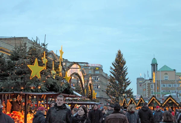 Stuttgart, Alemania- 19 de diciembre de 2010: Mercado de Navidad en festi — Foto de Stock