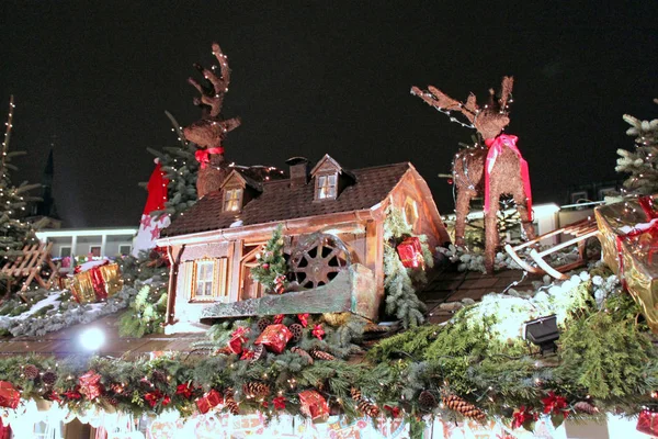 Stuttgart, Alemania- 19 de diciembre de 2010: Mercado de Navidad en festi — Foto de Stock