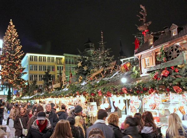 Estugarda, Alemanha - 19 de dezembro de 2010: Mercado de Natal em Festi — Fotografia de Stock