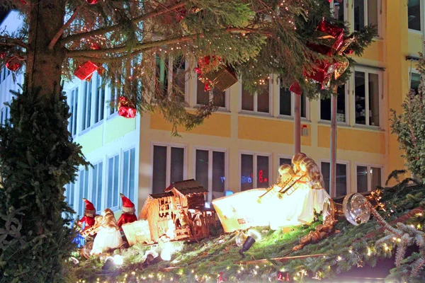 Stuttgart, Alemania- 19 de diciembre de 2010: Mercado de Navidad en festi — Foto de Stock