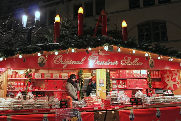 Estugarda, Alemanha - 19 de dezembro de 2010: Mercado de Natal — Fotografia de Stock