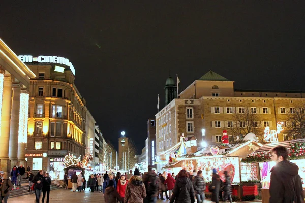 Estugarda, Alemanha - 19 de dezembro de 2010: Mercado de Natal em K — Fotografia de Stock