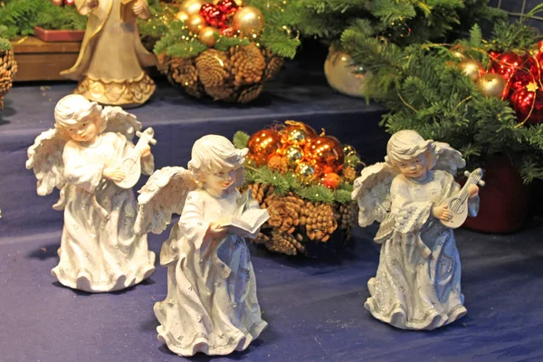 Anjo no fundo de ramos de árvore de Natal Fotografia De Stock