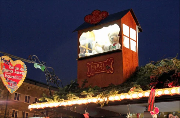 Stuttgart, Alemania- 18 de diciembre de 2011: Mercado de Navidad — Foto de Stock