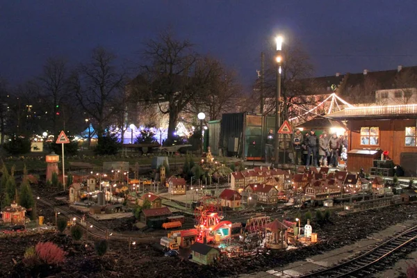 Stuttgart, Alemania- 18 de diciembre de 2011: Mercado de Navidad — Foto de Stock