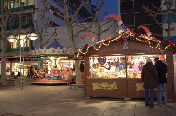 Stuttgart, Alemania- 18 de diciembre de 2011: Mercado de Navidad Imágenes de stock libres de derechos