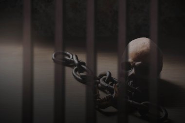 Kafatasları hapishane içinde.