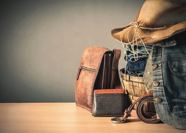 Ropa y bolsas en madera — Foto de Stock