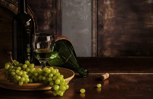 Wein und Trauben auf dem Tisch. — Stockfoto