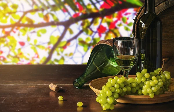 Wijndruiven op een houten tafel — Stockfoto