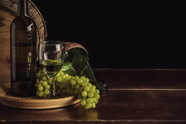 Las uvas el vino sobre la madera —  Fotos de Stock