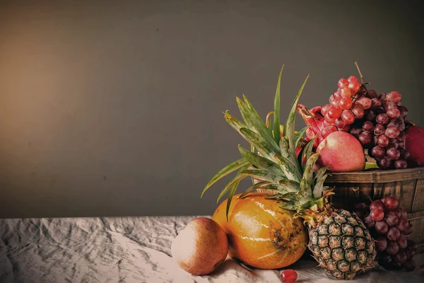 Früchte auf dem Tisch. — Stockfoto