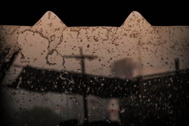 Gölgeler ile yağmur düştü.