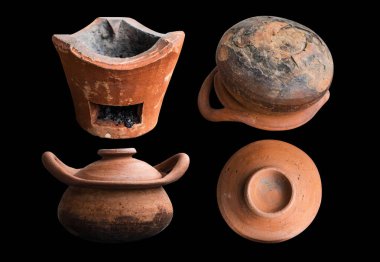 Siyah arkaplanda kil çömlek.