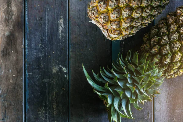 Abacaxi fresco em madeira . — Fotografia de Stock