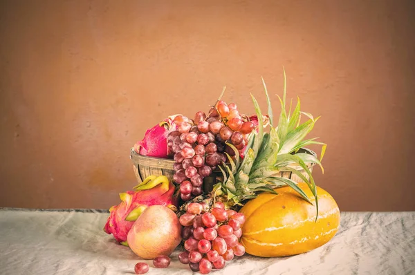 Gyümölcsök az asztalon. — Stock Fotó