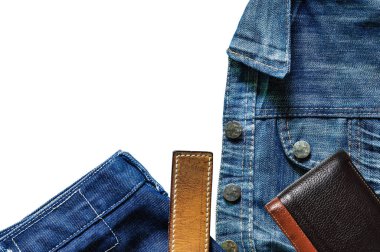 Deri ve beyaz bir arka plan üzerinde kot pantolon.