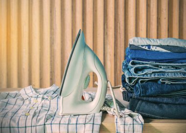 Giysiler koymak demir