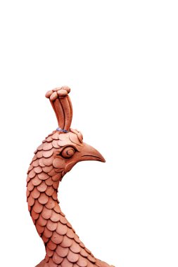 Beyaz bir arka plan ile kuş heykel.