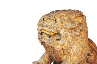 Beyaz bir arka plan üzerinde aslan heykeli.